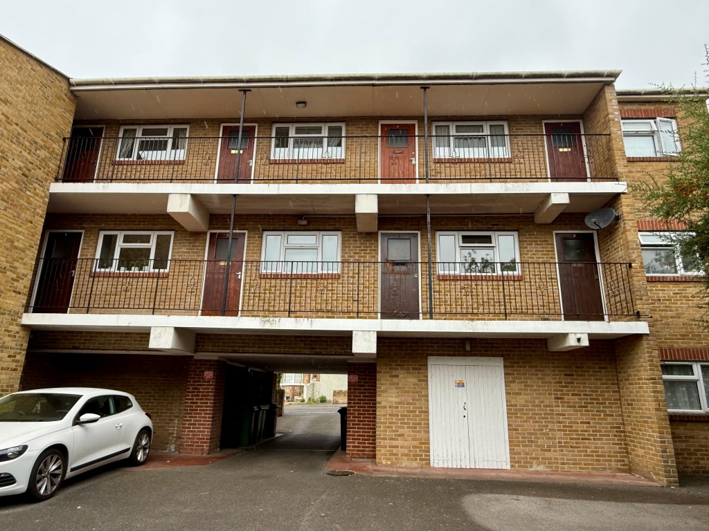 Lot: 121 - STUDIO FLAT FOR IMPROVEMENT - View of rear of property